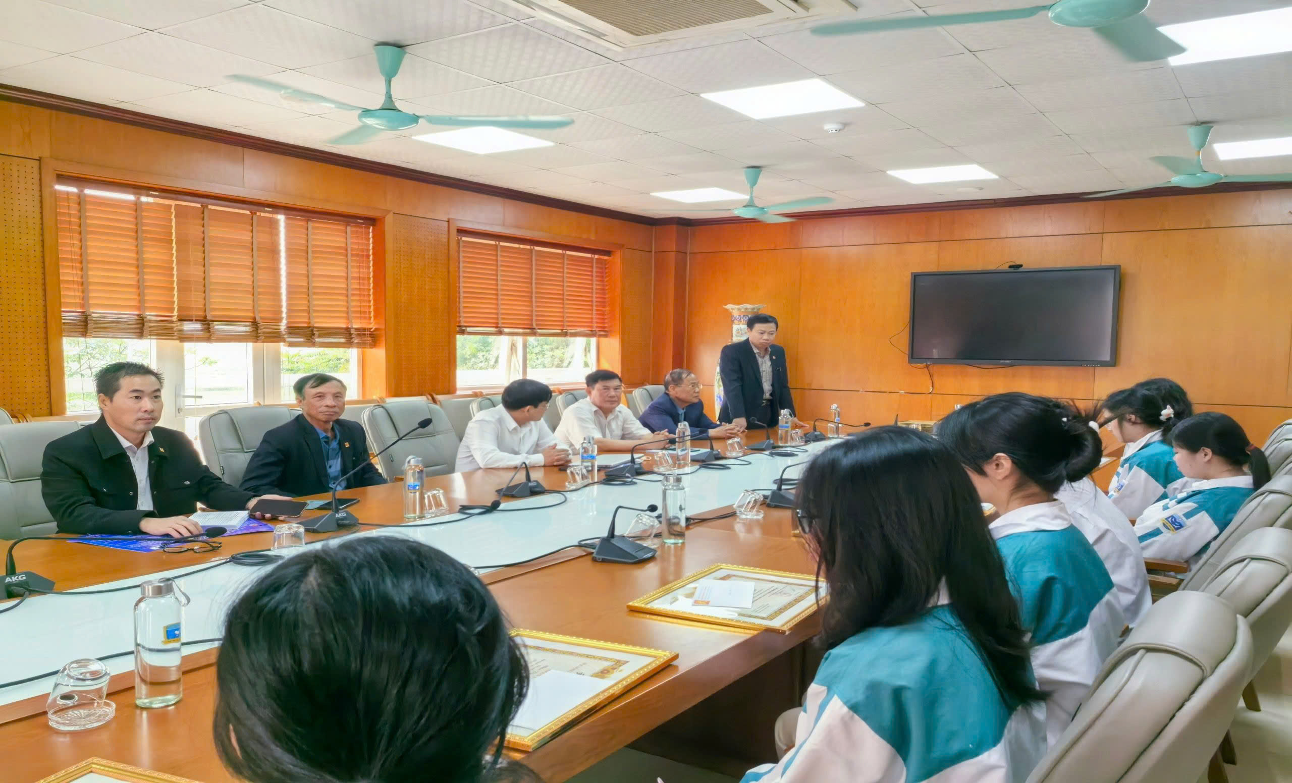 Hội đồng dòng họ Vũ Võ tỉnh Ninh Bình trao thưởng cho các em học sinh đạt giải cấp quốc gia, tỉnh và thành phố