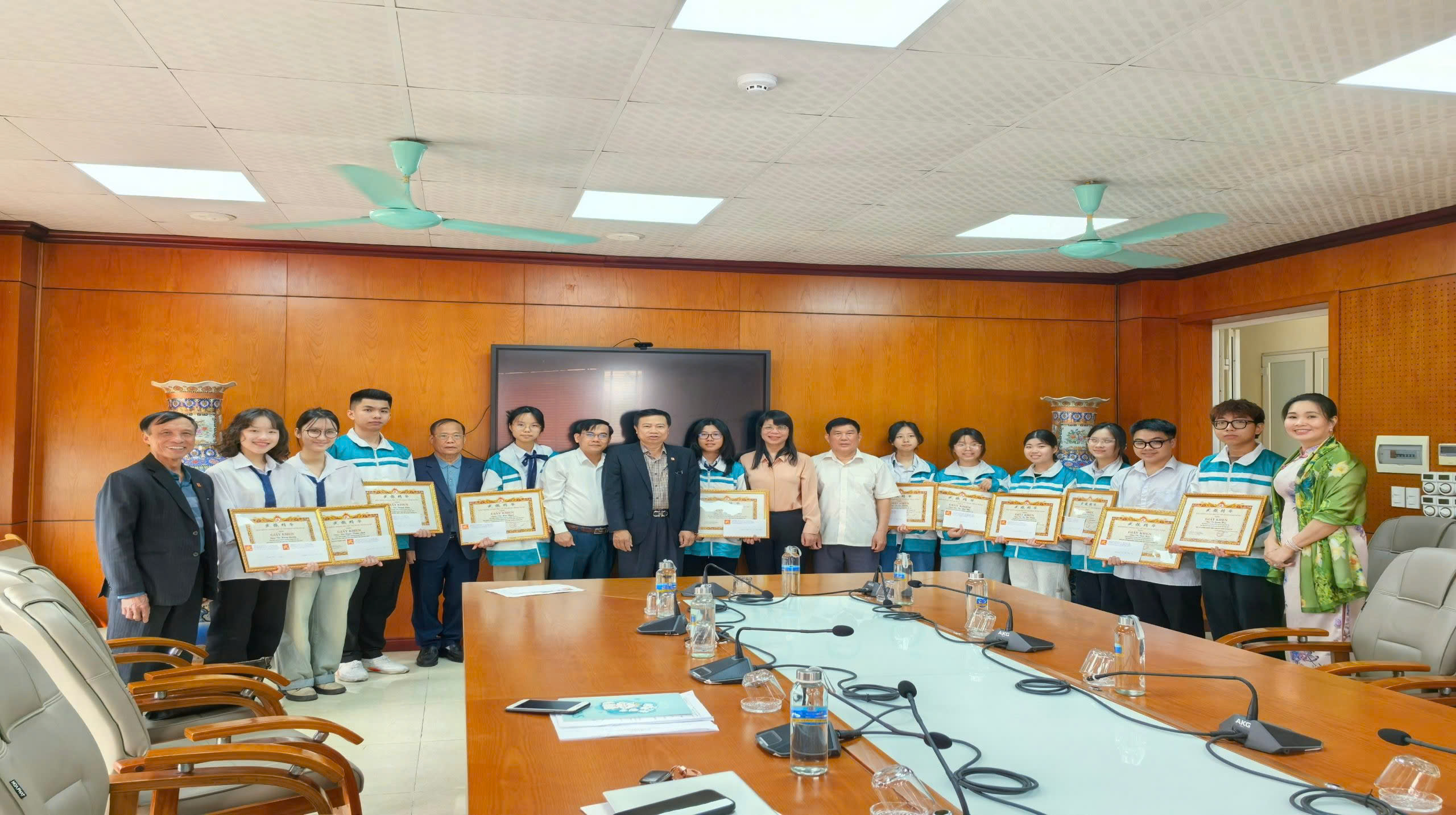 Hội đồng dòng họ Vũ Võ tỉnh Ninh Bình trao thưởng cho các em học sinh đạt giải cấp quốc gia, tỉnh và thành phố