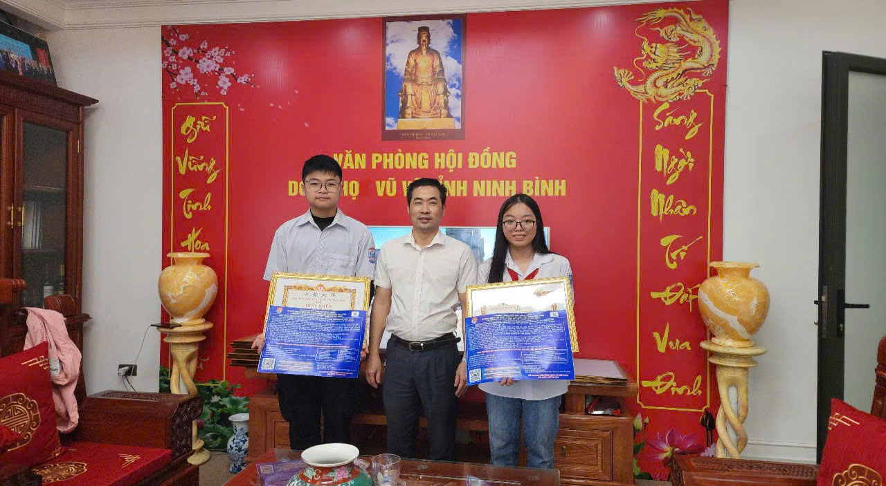 Hội đồng dòng họ Vũ Võ tỉnh Ninh Bình trao thưởng cho các em học sinh đạt giải cấp quốc gia, tỉnh và thành phố