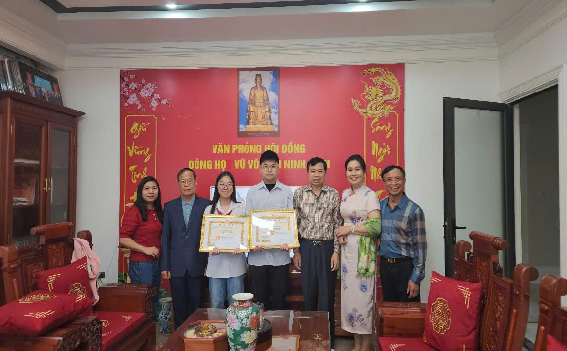 Hội đồng dòng họ Vũ Võ tỉnh Ninh Bình trao thưởng cho các em học sinh đạt giải cấp quốc gia, tỉnh và thành phố