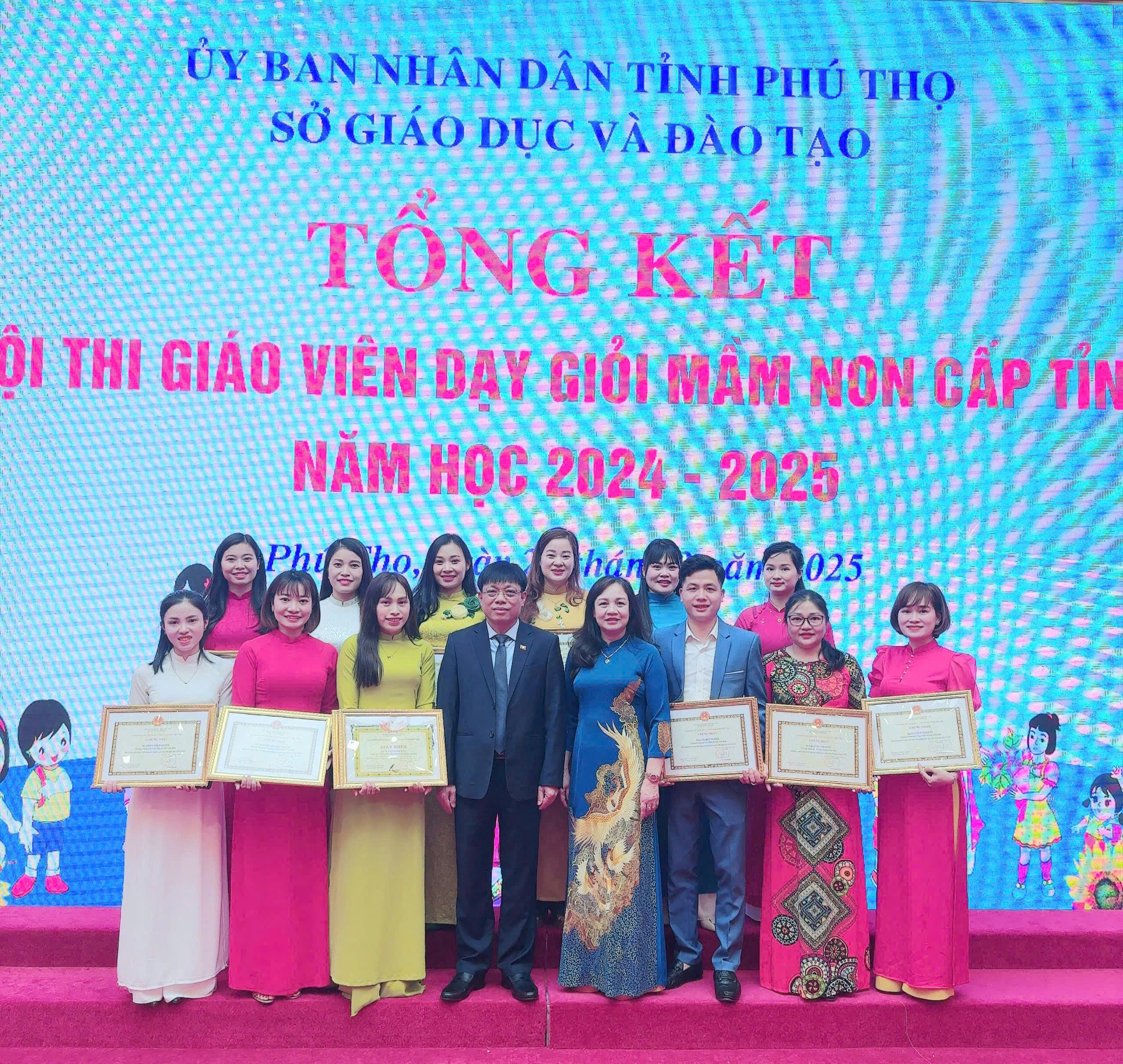 13 giáo viên mầm non huyện Cẩm Khê được công nhận giáo viên dạy giỏi cấp tỉnh