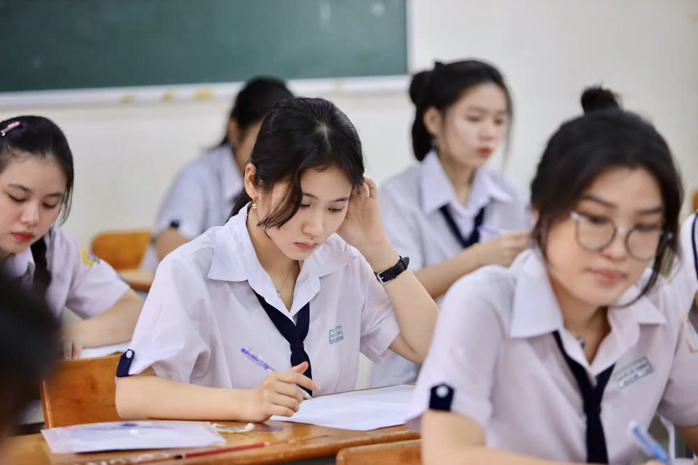 "Đấu trí" căng thẳng tại kỳ thi đánh giá năng lực: Thí sinh “ Ngộp thở” vì đề dài, khó