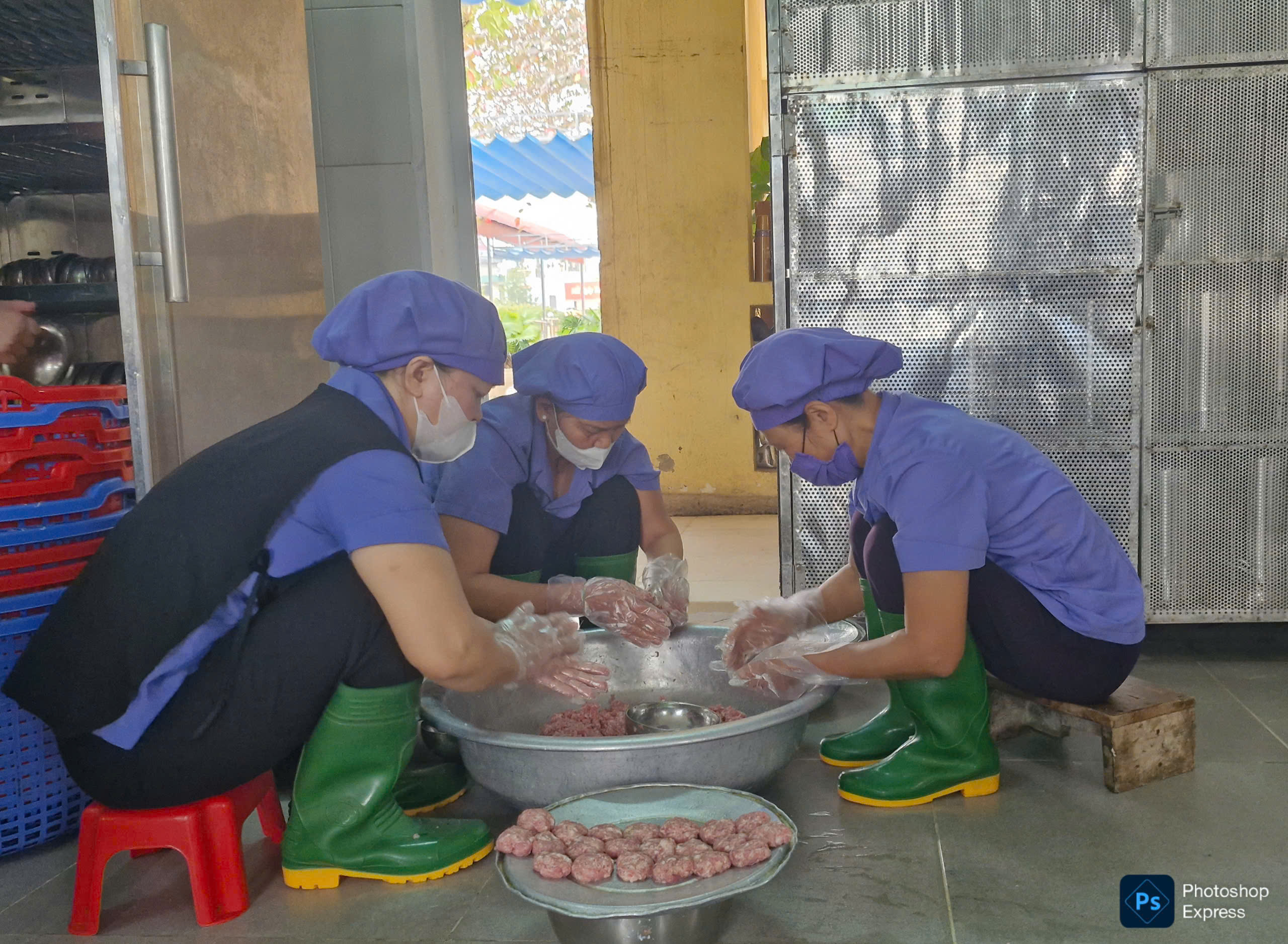 Thành phố Việt Trì (Phú Thọ) chú trọng an toàn thực phẩm tại các bếp ăn bán trú