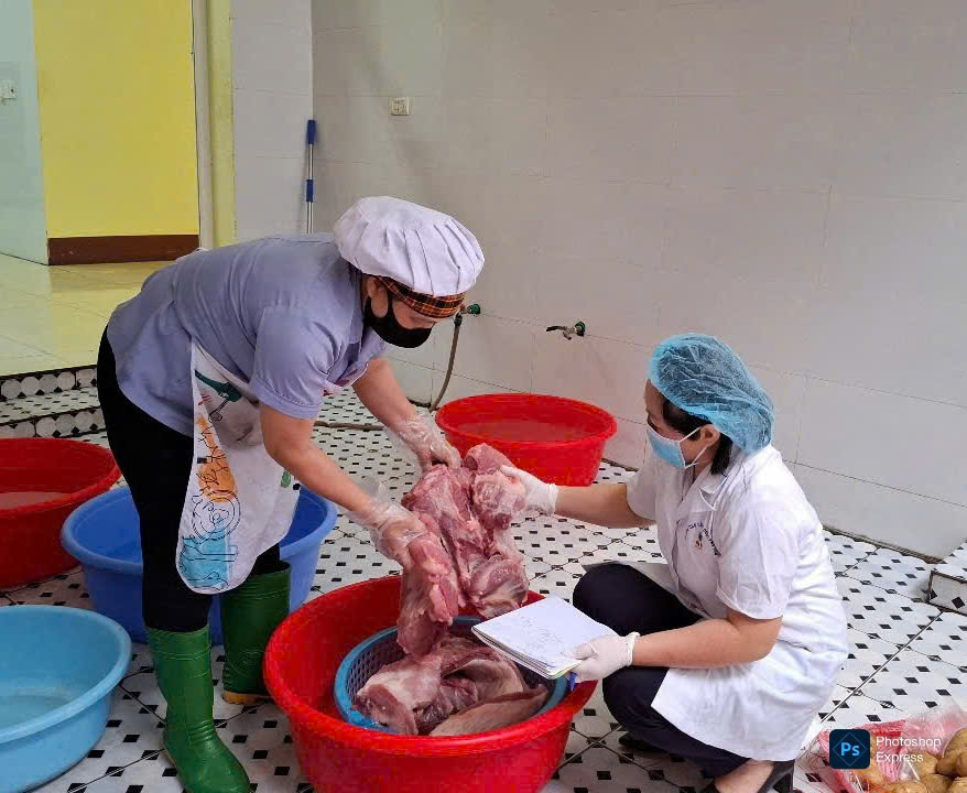 Thành phố Việt Trì (Phú Thọ) chú trọng an toàn thực phẩm tại các bếp ăn bán trú