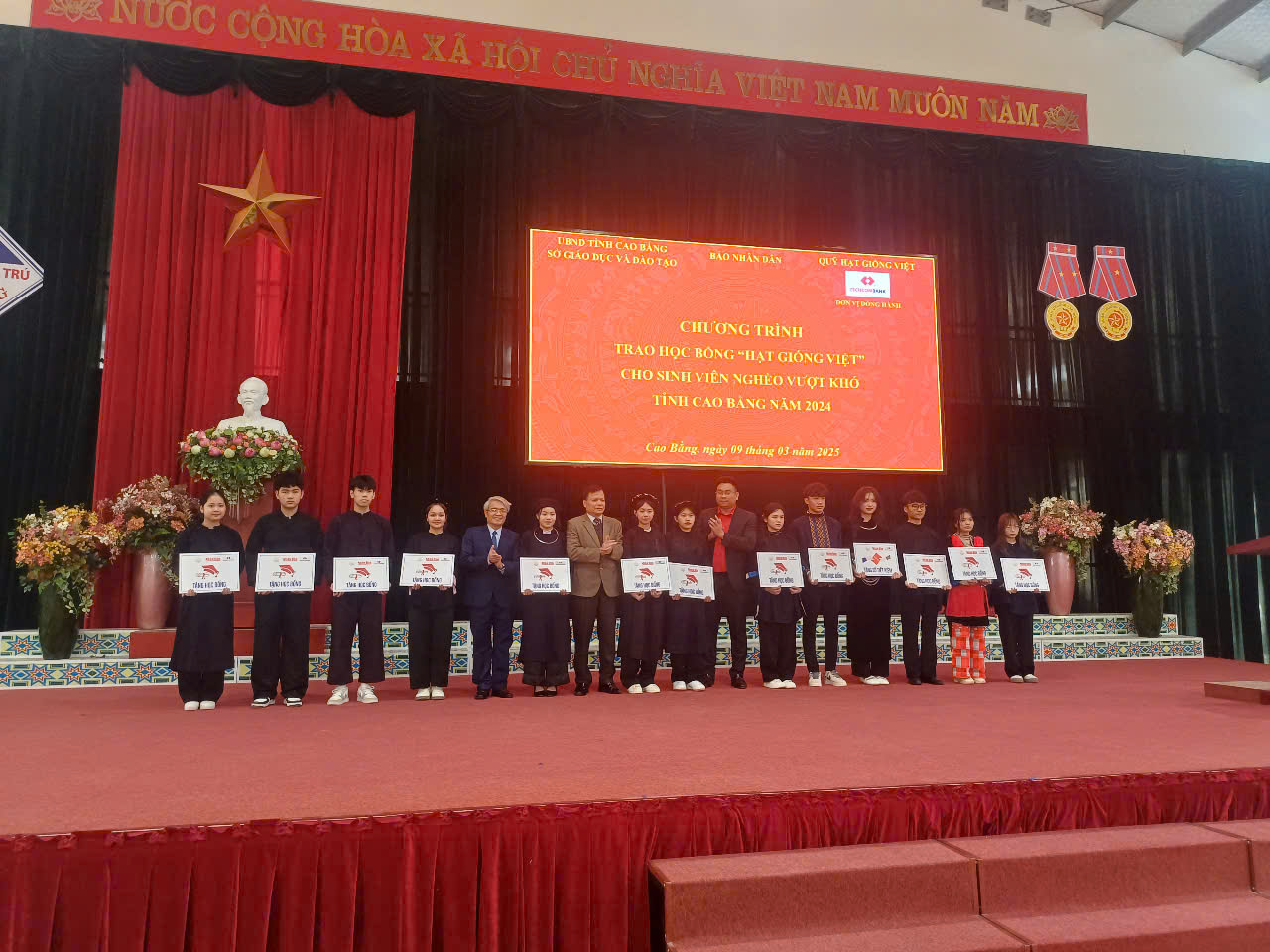 Cao Bằng: Trao học bổng cho sinh viên nghèo vượt khó