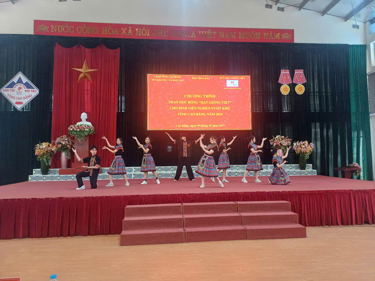 Cao Bằng: Trao học bổng cho sinh viên nghèo vượt khó
