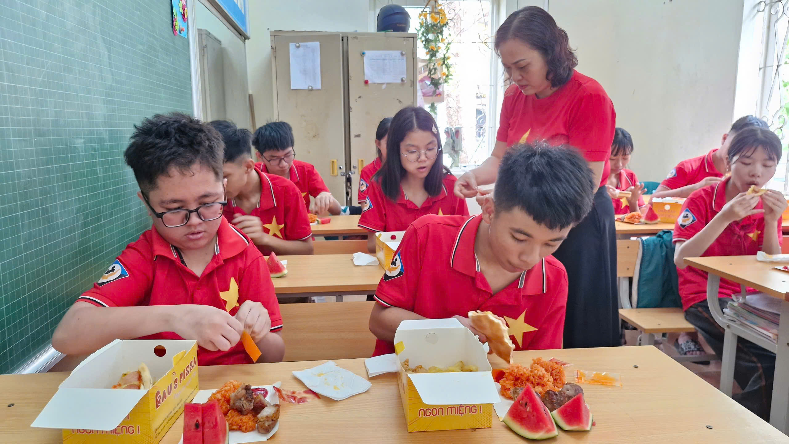 Phú Thọ: Bữa cơm đặc biệt tại Trung tâm Bảo trợ trẻ em mồ côi tàn tật Việt Trì