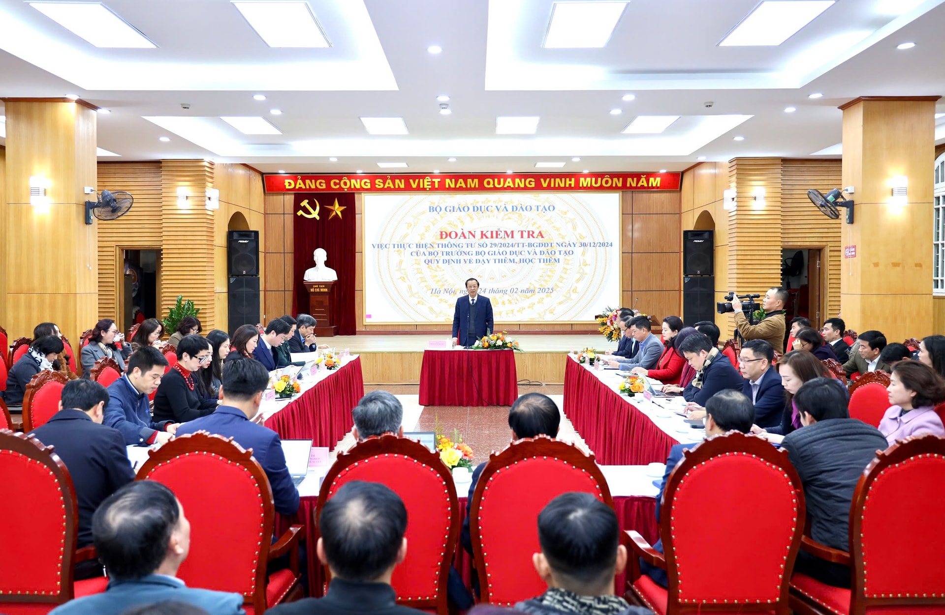 Bộ GD-ĐT đề nghị các địa phương thực hiện nghiêm quy định về dạy thêm, học thêm