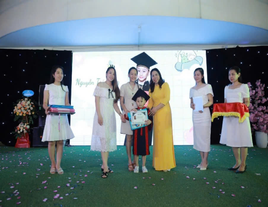 Cô Hiệu trưởng Lương Thị Xuân – Người thắp lửa yêu thương