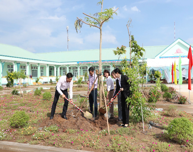 LỄ PHÁT ĐỘNG TRỒNG CÂY XANH NHÂN KỶ NIỆM 135 NĂM NGÀY SINH BÁC HỒ, TẠI TRƯỜNG MẦM NON BÌNH THẠNH B HUYỆN CAO LÃNH TỈNH ĐỒNG THÁP