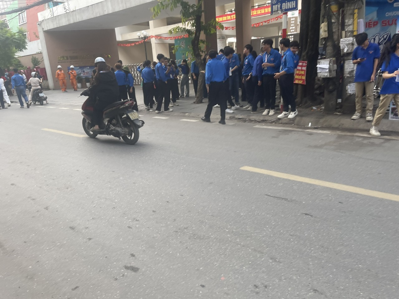 Sáng 26/6: Sĩ tử bước vào kỳ thi tốt nghiệp THPT 2025 – Phụ huynh an tâm nhờ sự tiếp sức đồng hành từ cộng đồng