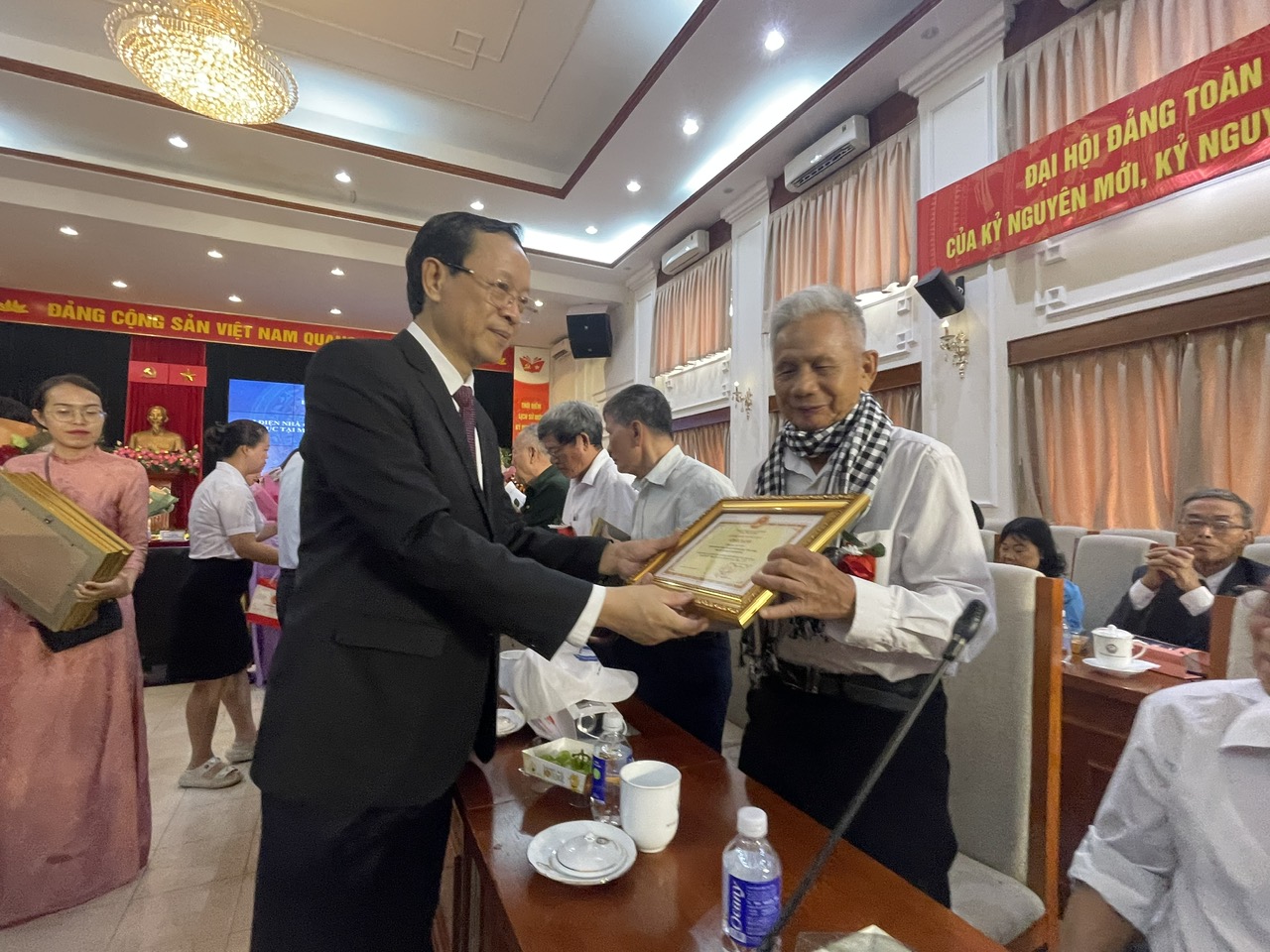 “Nhà giáo đi B” – Dấu ấn một thời hoa lửa