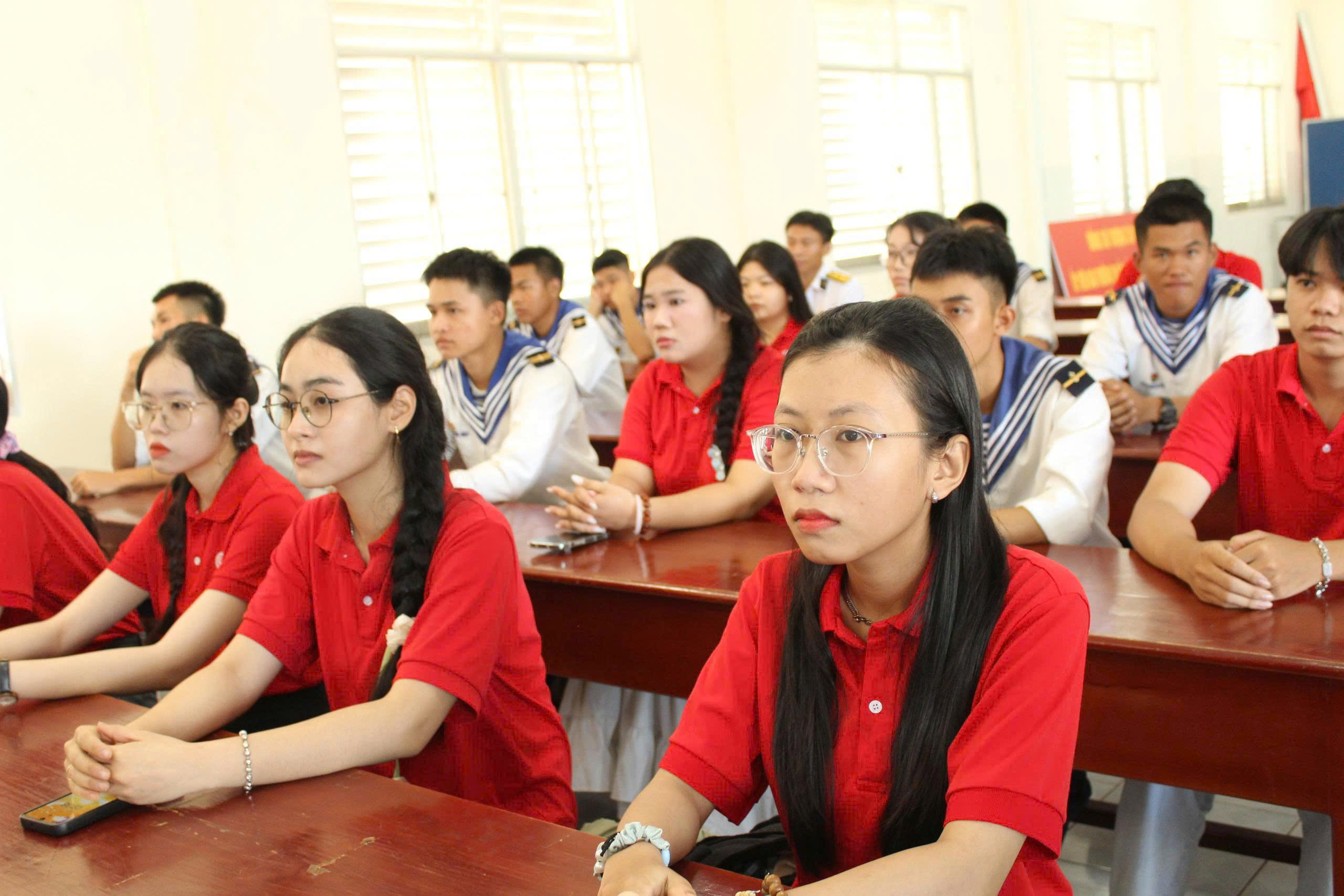 Để thực hiện tốt hơn nữa tư tưởng “Thực học, thực nghiệp, dạy tốt, học tốt,…” trong đổi mới quản lí giáo dục hiện nay
