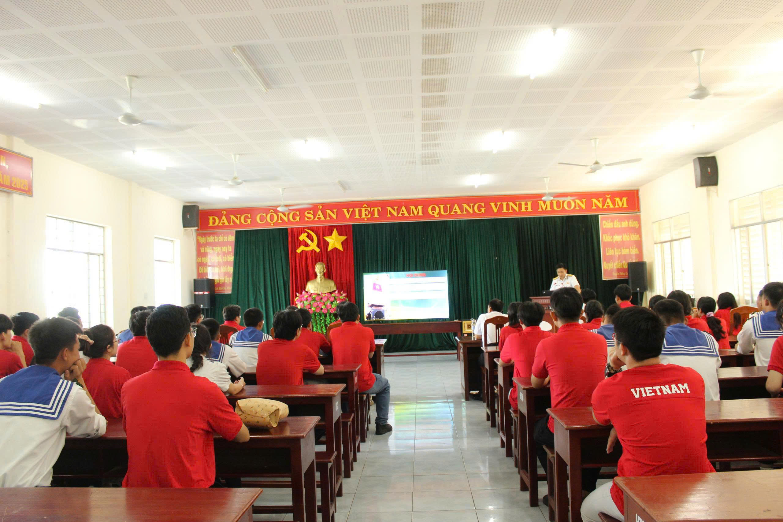 Giáo dục, tuyên truyền về biển đảo, nâng cao tinh thần yêu nước cho sinh viên