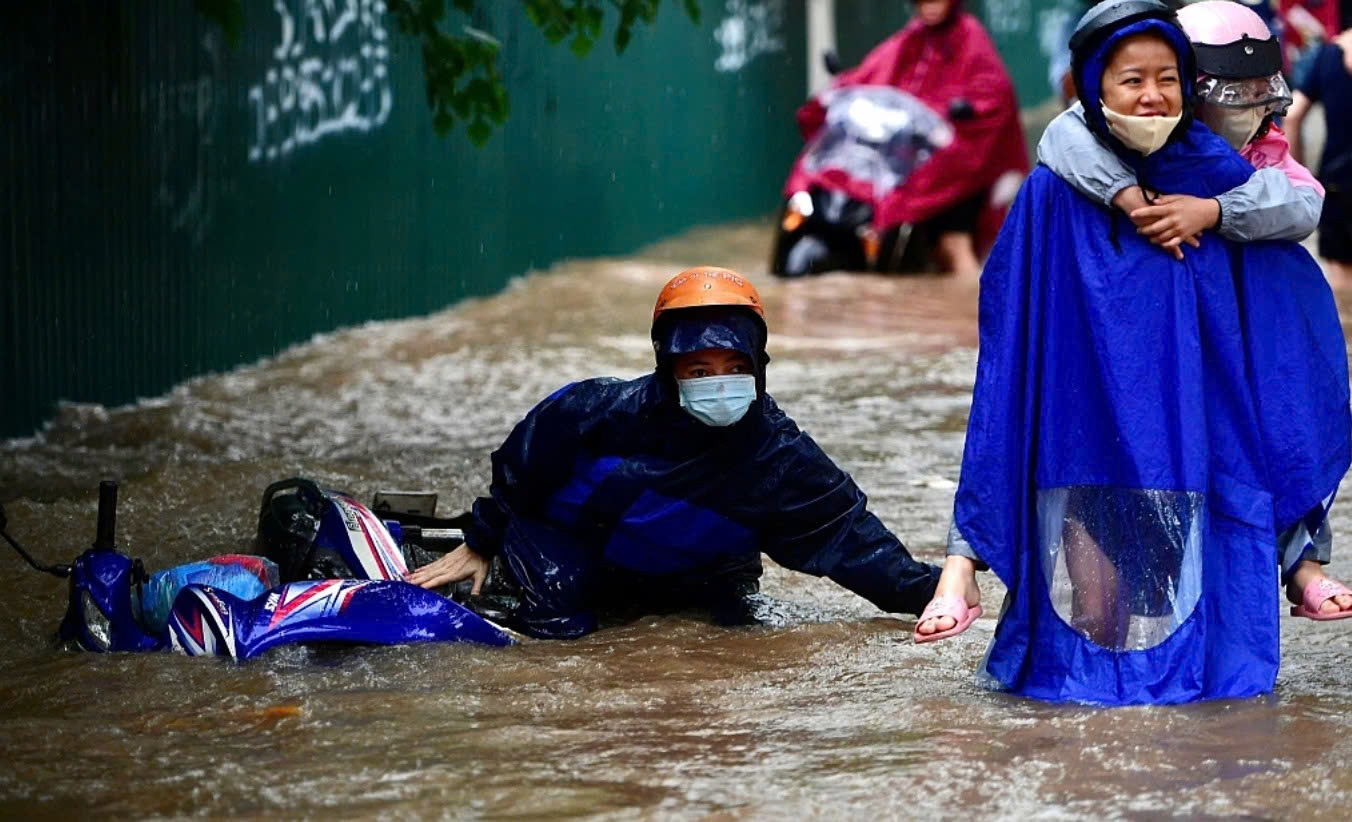 Hà Nội: Mưa lớn gây ngập, nhiều trường cho học sinh nghỉ hoặc học trực tuyến
