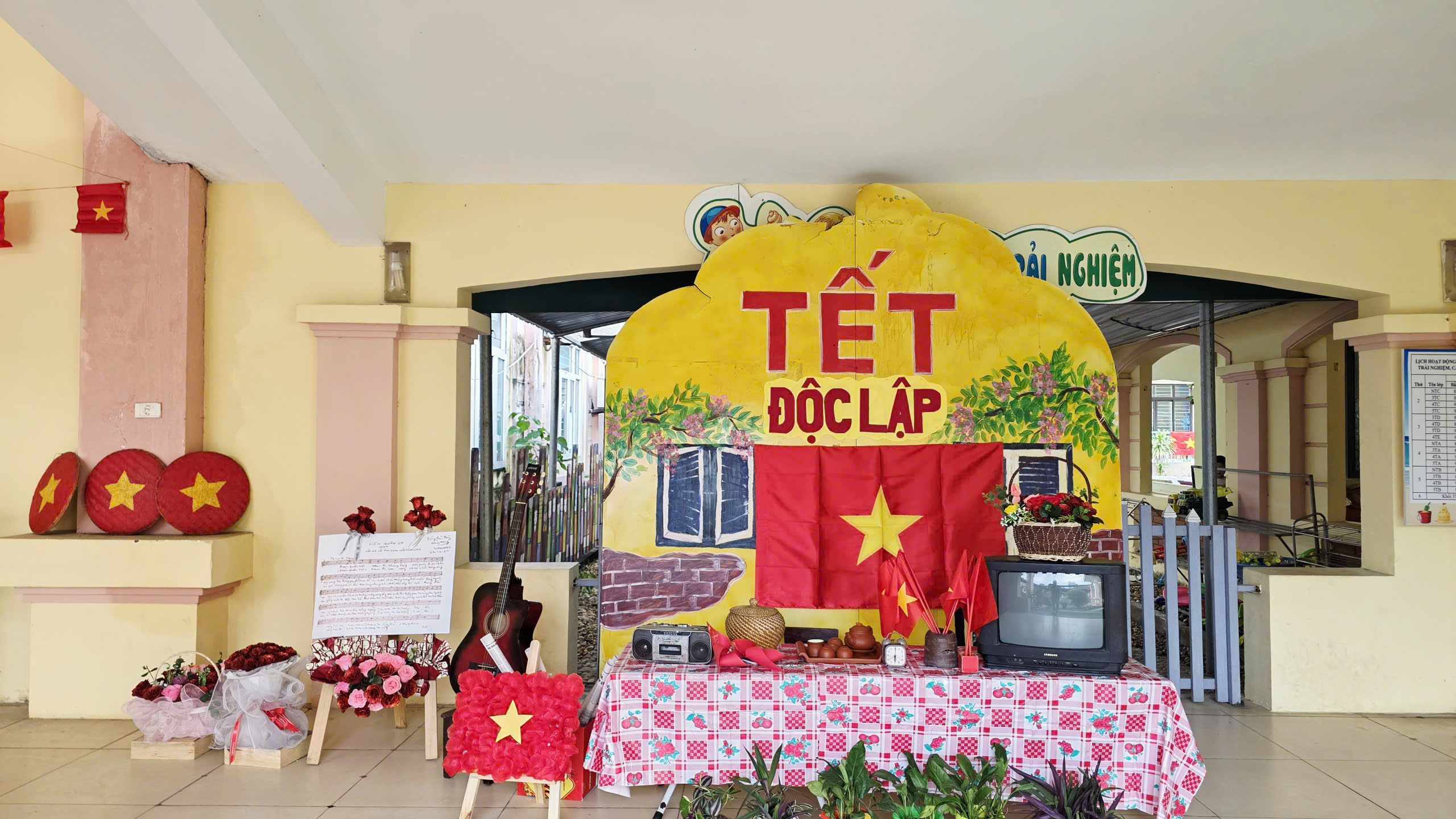 Trường mầm non Hoa Mai nô nức, phấn khởi chuẩn bị khai giảng năm học mới.