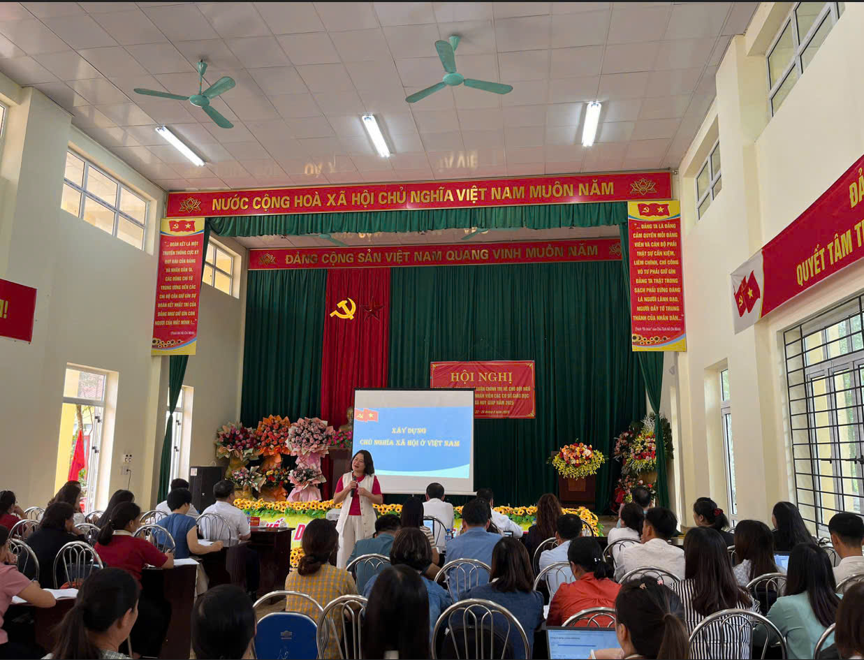 Cao Bằng: Trường THPT Bản Ngà tham gia lớp bồi dưỡng chính trị hè 2025
