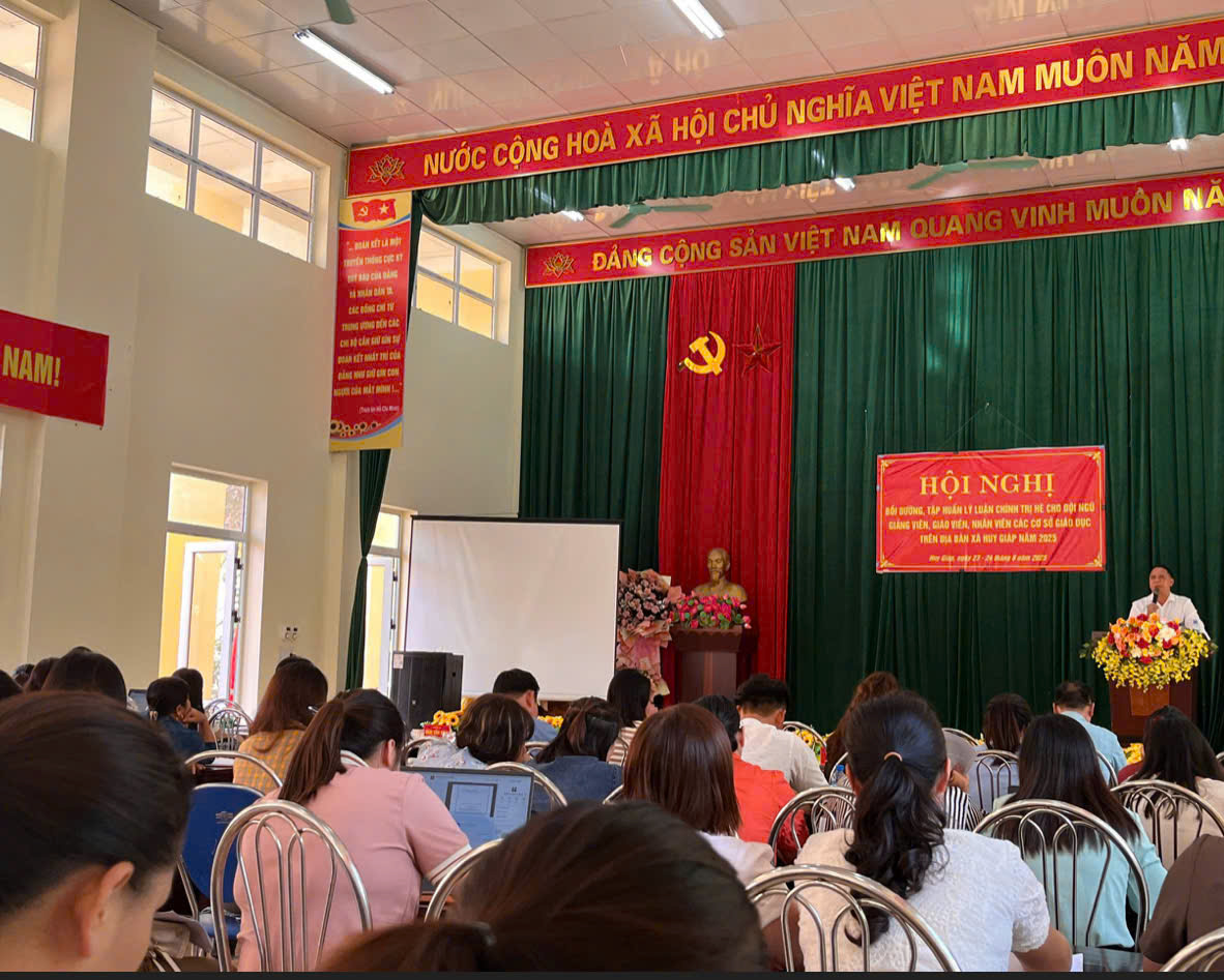 Cao Bằng: Trường THPT Bản Ngà tham gia lớp bồi dưỡng chính trị hè 2025
