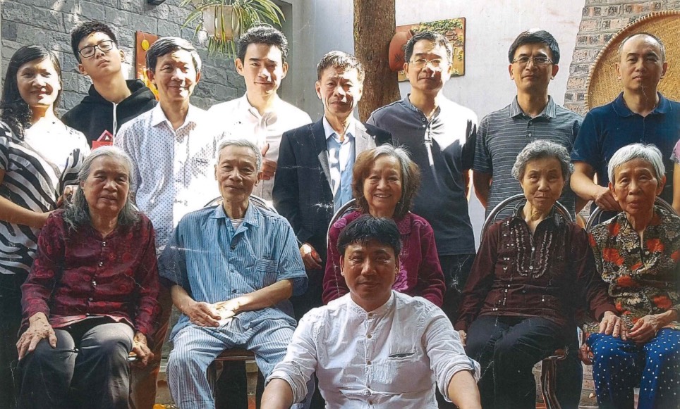 Một gia đình ba đời dạy học – Gia đình có tới 10 giáo viên, trong đó 3 Phó giáo sư và 3 cháu tiến sĩ