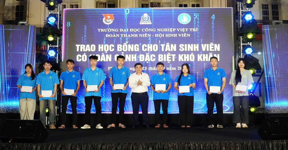Trường Đại học Công nghiệp Việt Trì tổ chức chương trình “Chào tân sinh viên 2025”