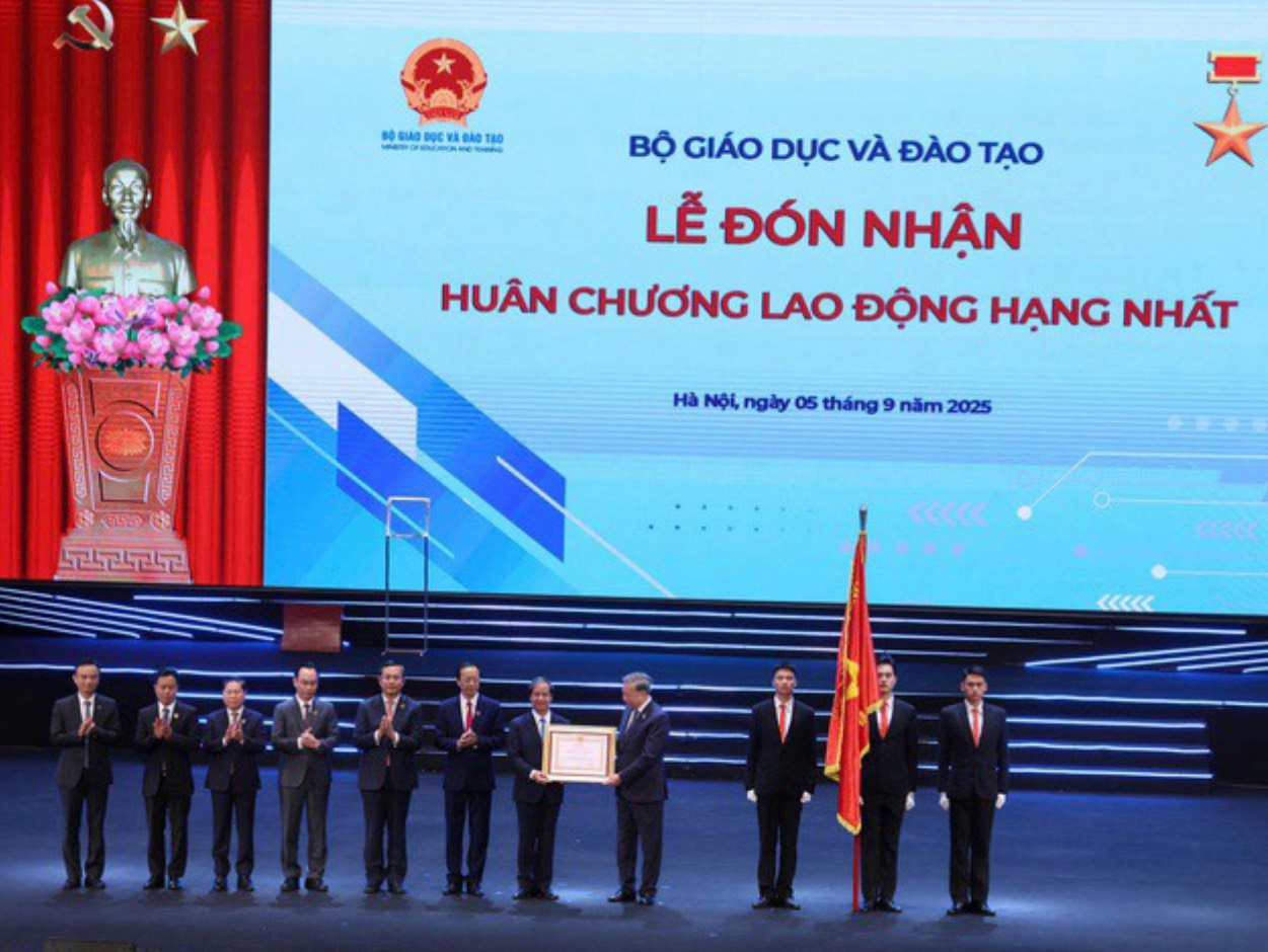 KHAI GIẢNG NĂM HỌC 2025–2026 GẮN VỚI KỶ NIỆM 80 NĂM TRUYỀN THỐNG NGÀNH GIÁO DỤC: TỰ HÀO, TRÁCH NHIỆM VÀ KHÁT VỌNG