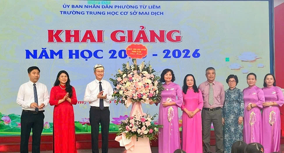 Hà Nội: Trường THCS Mai Dịch, Trường Tiểu học Đại Mỗ 3 và Trường THPT Trung Văn niềm vui của các em học sinh khi được tới trường đón năm học mới