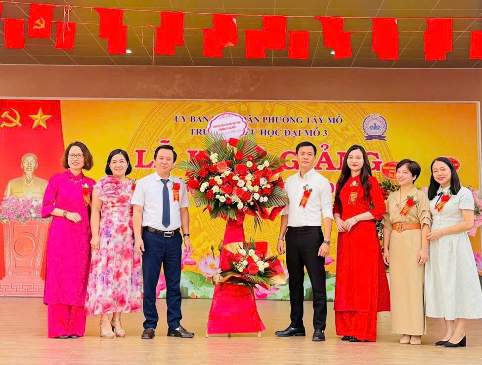 Hà Nội: Trường THCS Mai Dịch, Trường Tiểu học Đại Mỗ 3 và Trường THPT Trung Văn niềm vui của các em học sinh khi được tới trường đón năm học mới