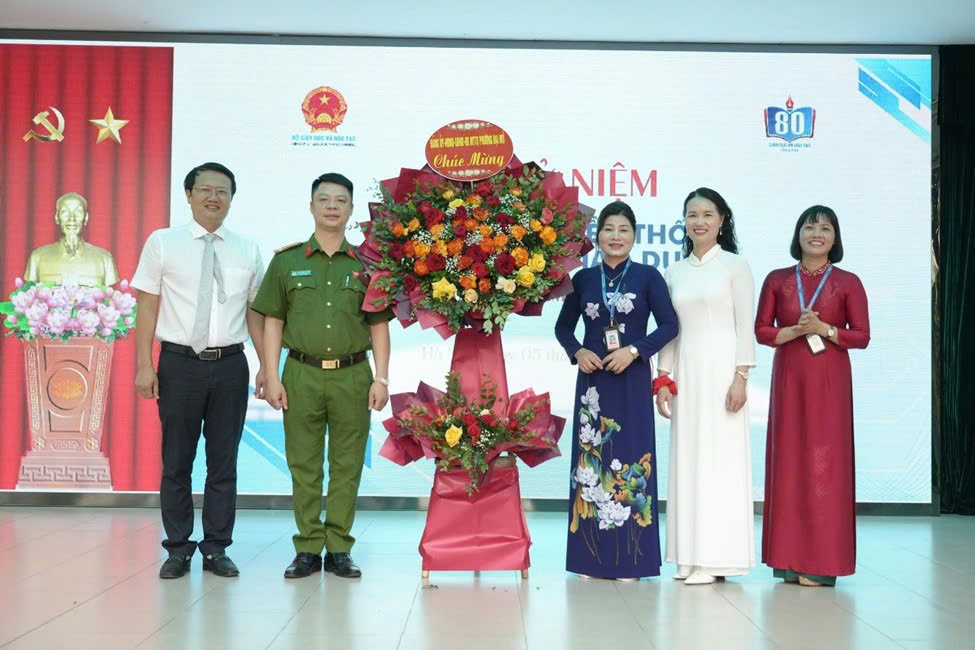 Hà Nội: Trường THCS Mai Dịch, Trường Tiểu học Đại Mỗ 3 và Trường THPT Trung Văn niềm vui của các em học sinh khi được tới trường đón năm học mới