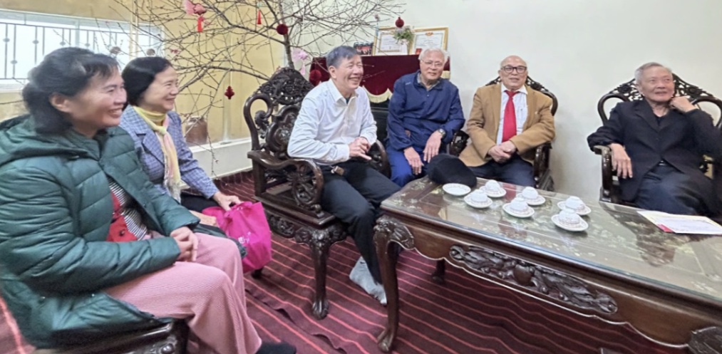 Ban chấp hành Hội Cựu Giáo chức trường đại học Y Dược Thái Bình tổ chức thăm và tặng quà tết tới hội viên có hoàn cảnh đặc biệt nhân dịp tết Nguyên Đán Bính Ngọ