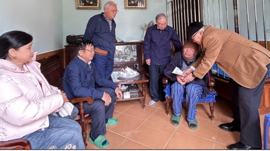 Ban chấp hành Hội Cựu Giáo chức trường đại học Y Dược Thái Bình tổ chức thăm và tặng quà tết tới hội viên có hoàn cảnh đặc biệt nhân dịp tết Nguyên Đán Bính Ngọ