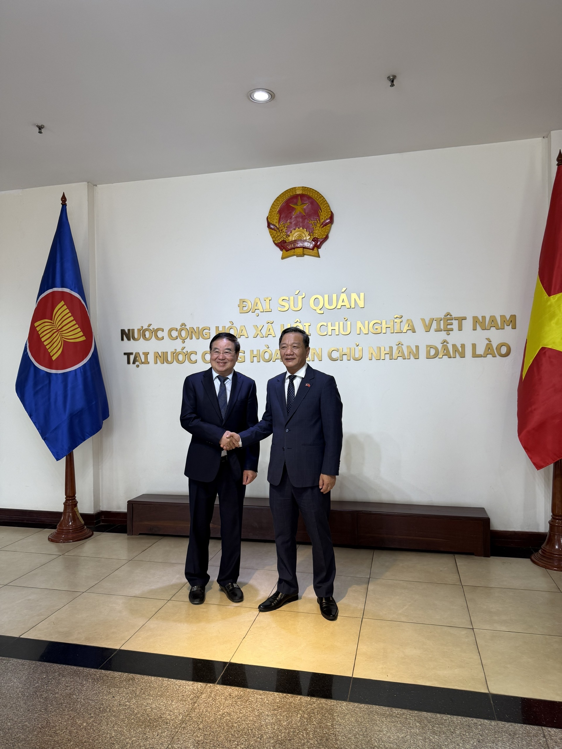 Đoàn cán bộ Trung ương Hội Cựu Giáo chức Việt Nam thăm và làm việc tại Lào
