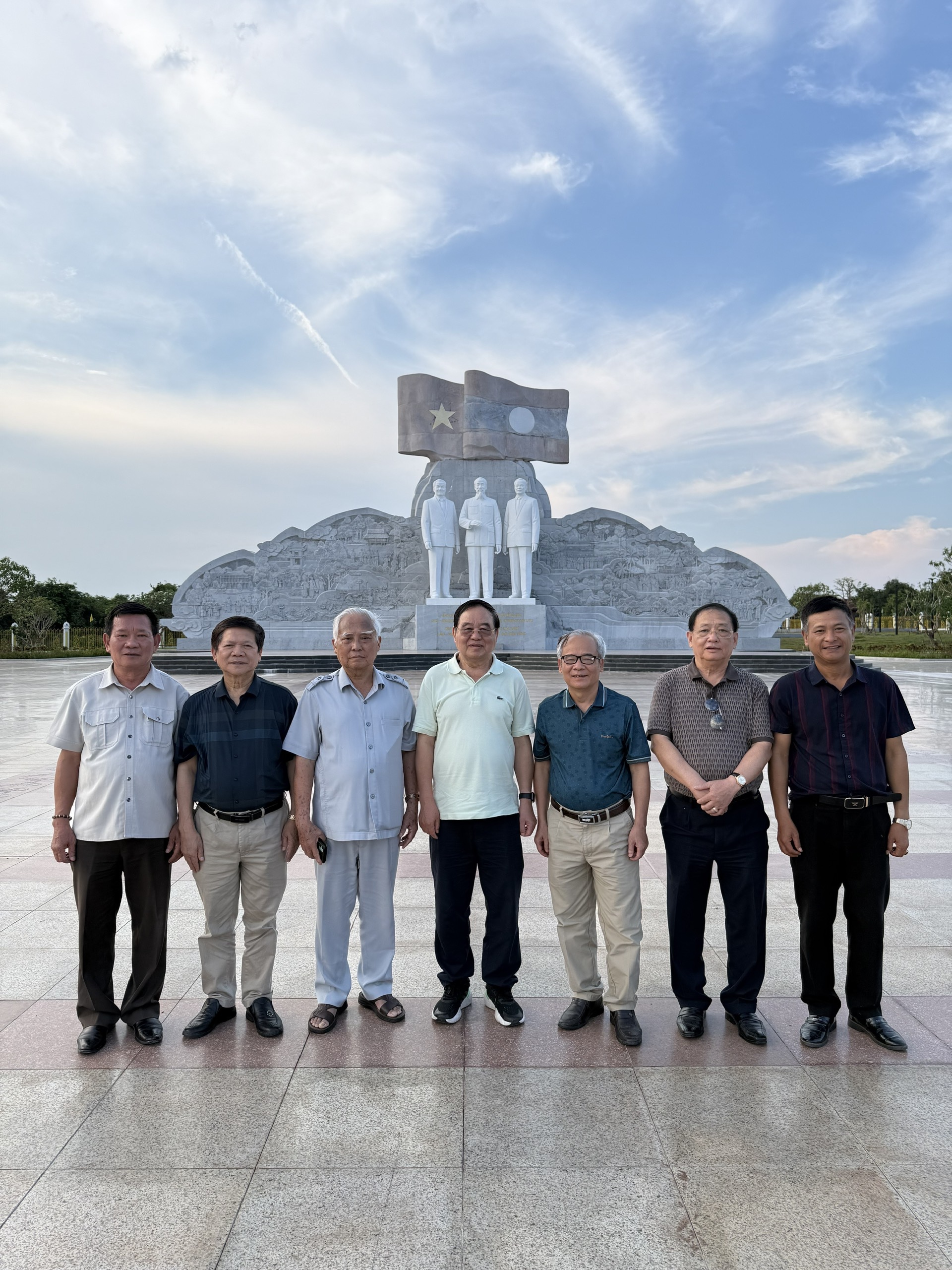 Đoàn cán bộ Trung ương Hội Cựu Giáo chức Việt Nam thăm và làm việc tại Lào