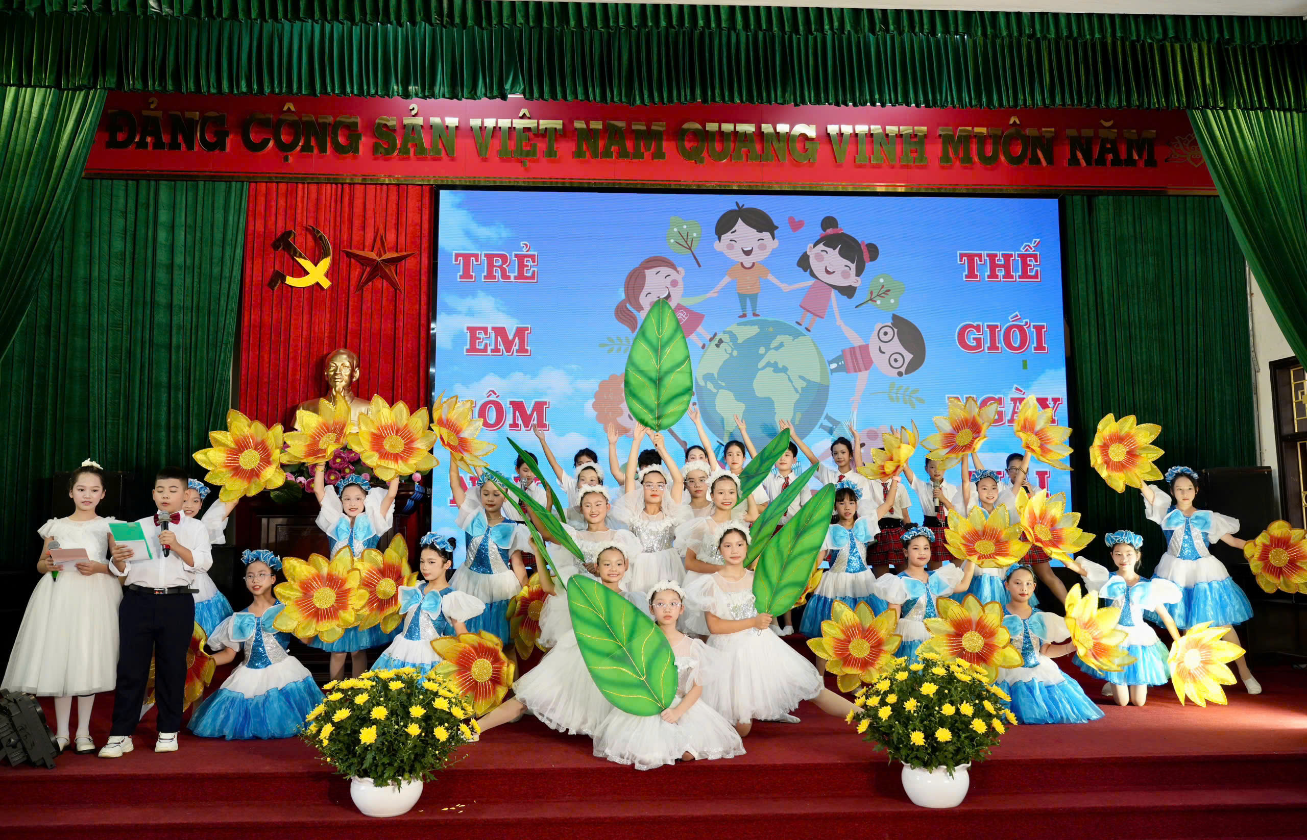 Đan Phượng tuyên dương học sinh giỏi tiêu biểu, phát động Tháng hành động vì trẻ em năm 2026