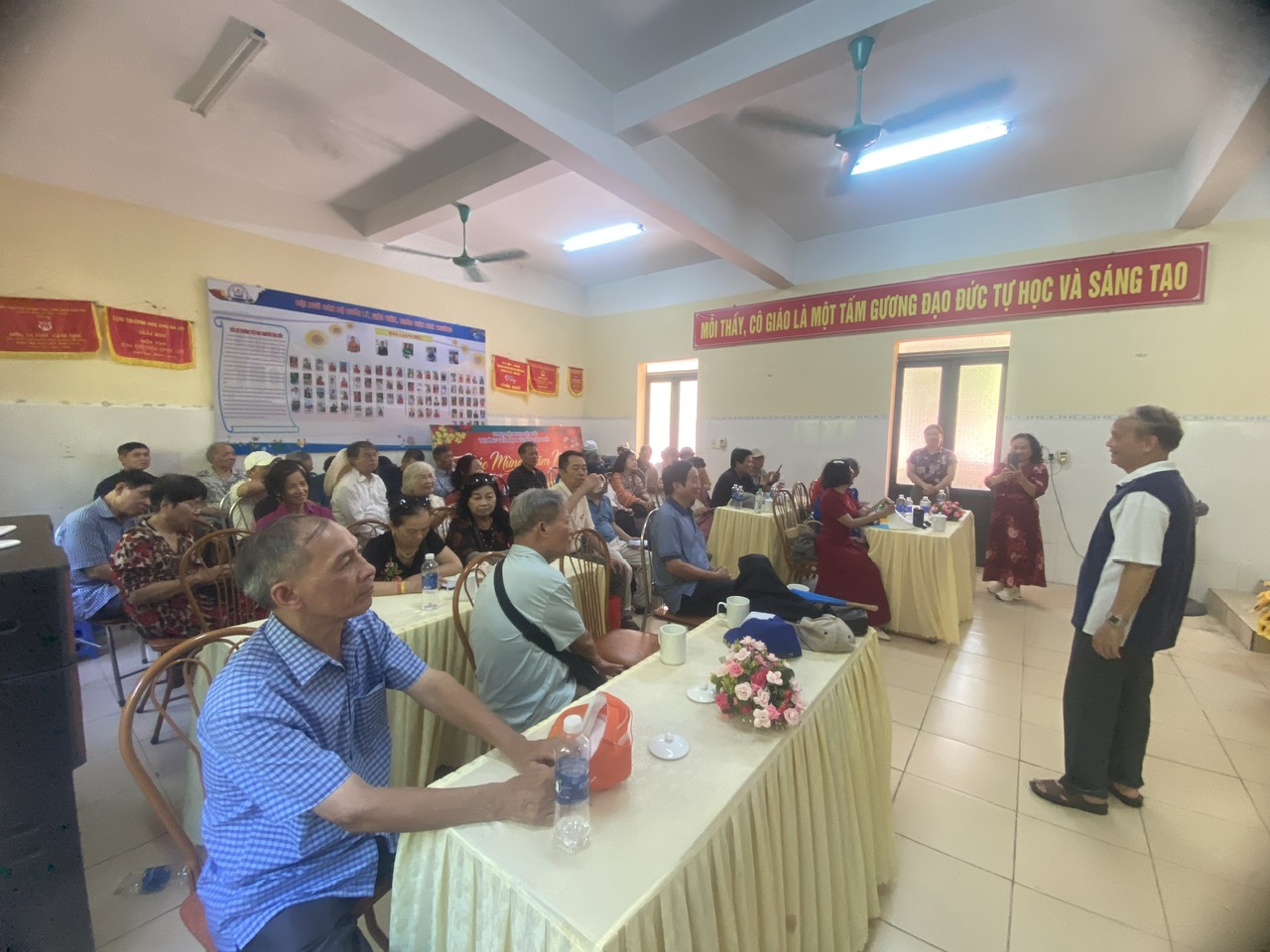 CÓ MỘT NGÔI TRƯỜNG TẠI LÀNG CỔ TRÊN ĐẢO CÁT BÀ