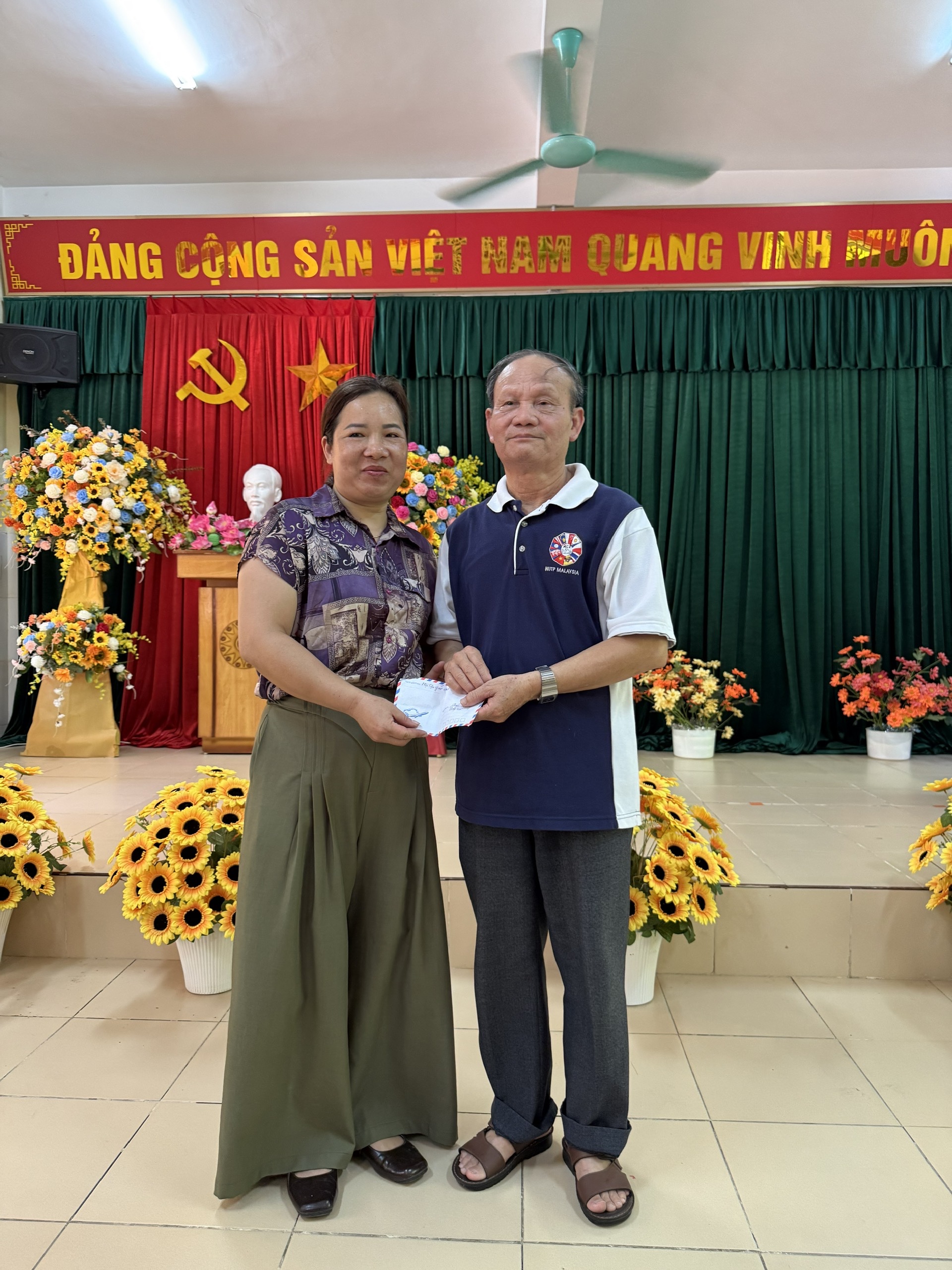 CÓ MỘT NGÔI TRƯỜNG TẠI LÀNG CỔ TRÊN ĐẢO CÁT BÀ