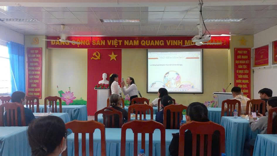 VAI TRÒ CỦA NHÂN VIÊN CÔNG TÁC XÃ HỘI CẤP CƠ SỞ TRONG MÔ HÌNH HỖ TRỢ GIA ĐÌNH CÓ TRẺ RỐI LOẠN PHÁT TRIỂN THEO TIẾP CẬN HỆ SINH THÁI: TRƯỜNG HỢP TỈNH ĐỒNG THÁP