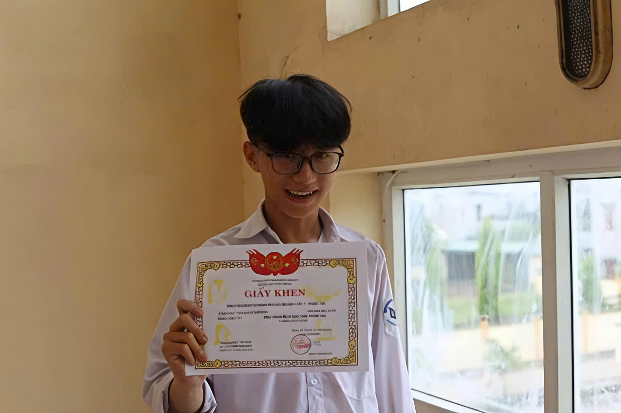 Nam sinh trường làng xứ Nghệ lập cú đúp thủ khoa