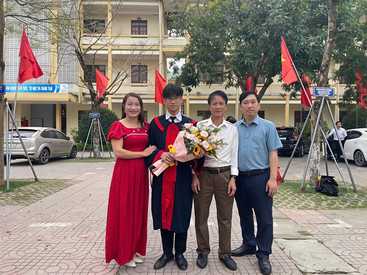 Nam sinh trường làng xứ Nghệ lập cú đúp thủ khoa