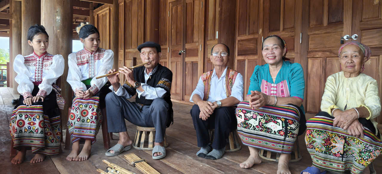 ‘Người lái đò’ nơi rẻo cao và hành trình hồi sinh chữ Thái cổ