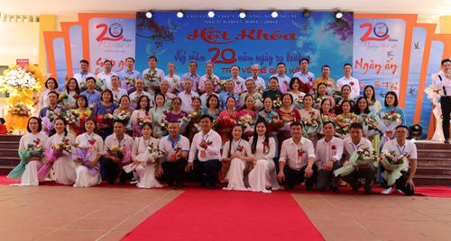 Cựu học sinh Trường THPT Quảng Xương II về thăm trường nhân kỷ niệm 20 năm ra trường