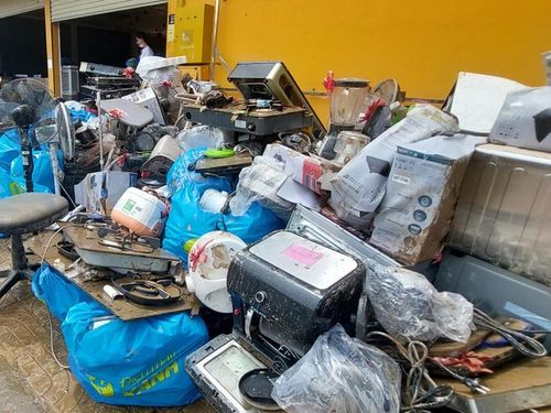 Siêu thị điện máy mất 130 điện thoại di động trong trận lụt lịch sử