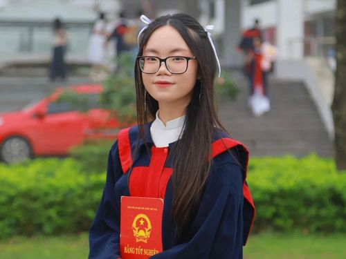 Nữ thủ khoa toàn quốc với 3 điểm 10 và bài văn dài 12 trang