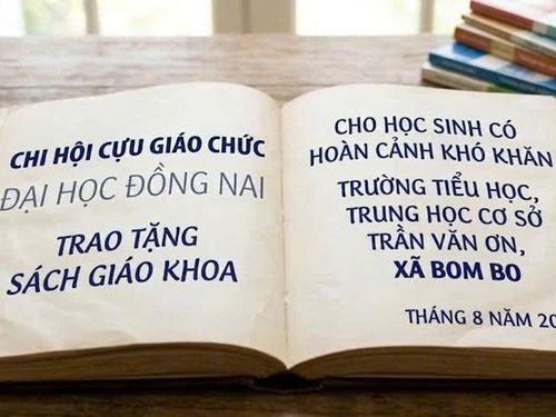 CHI HỘI CỰU GIÁO CHỨC ĐẠI HỌC ĐỒNG NAI TRAO TẶNG SÁCH GIÁO KHOA CHO HỌC SINH CÓ HOÀN CẢNH KHÓ KHĂN TRƯỜNG TIỂU HỌC, TRUNG HỌC CƠ SỞ TRẦN VĂN ƠN- XÃ BOM BO THÀNH PHỐ ĐỒNG NAI