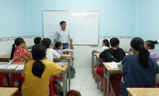 Thầy giáo xây trường dạy học miễn phí