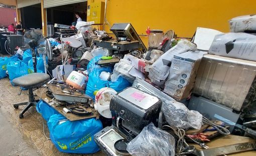 Siêu thị điện máy mất 130 điện thoại di động trong trận lụt lịch sử