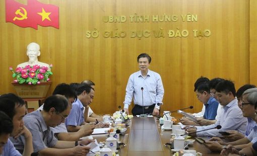 Thứ trưởng Nguyễn Hữu Độ dự giờ tiết Khoa học tự nhiên tại Hưng Yên