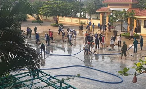 Trường học ở Quảng Bình khẩn trương dọn vệ sinh sau mưa lũ