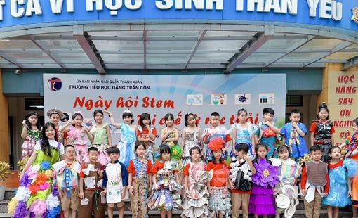 Hà Nội: Học sinh Trường Tiểu Học Đặng Trần Côn trình diễn thời trang từ 'rác tái chế'