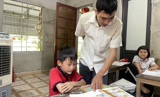 Lớp học tiếng Anh của thầy giáo khiếm thị Nguyễn Cảnh Dương