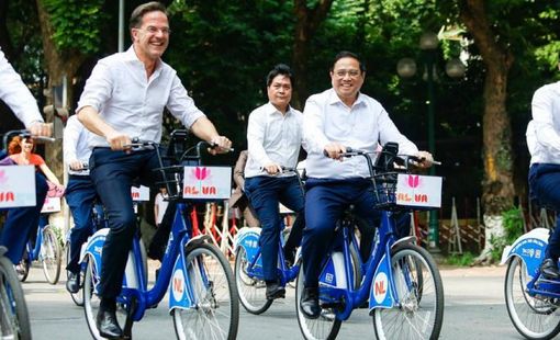 Thủ tướng Phạm Minh Chính cùng Thủ tướng Hà Lan đạp xe trên phố Hà Nội